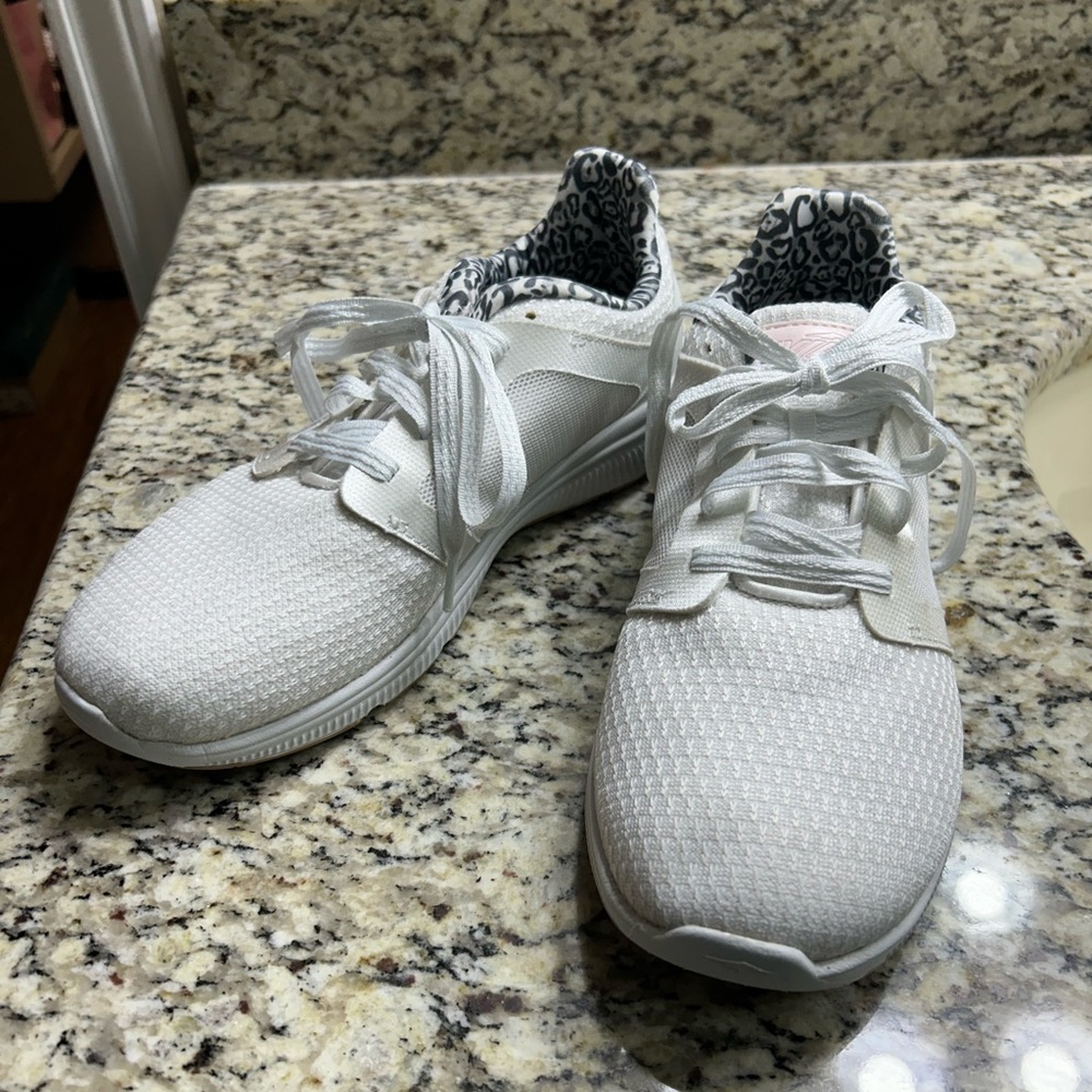 Avia, Size 9.5 W, Memory Foam Tennis Shoes